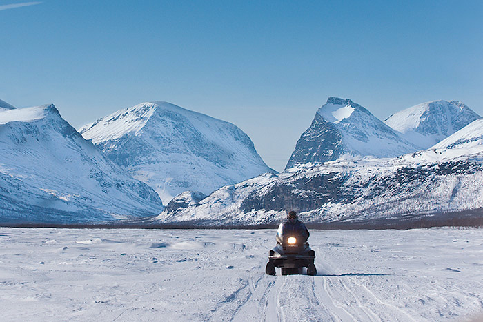 Snowmobiling-Sweden-lapland-arctic-adventure