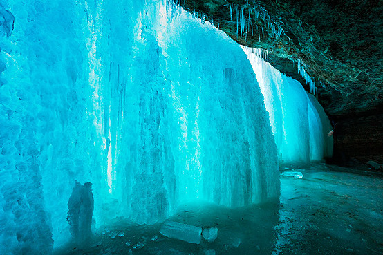 frozen-waterfall-in-Minneapolis