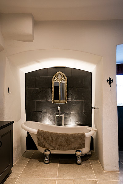 Luxury bath when staying in a castle