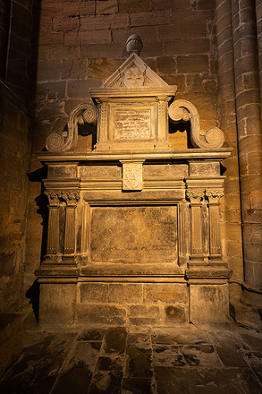 visit Dunfermline Abbey, Scotland