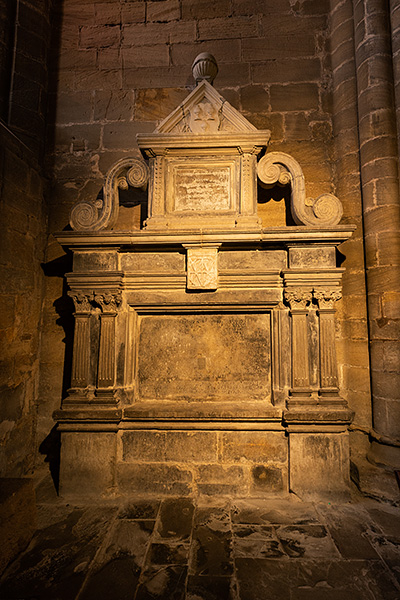 visit Dunfermline Abbey, Scotland