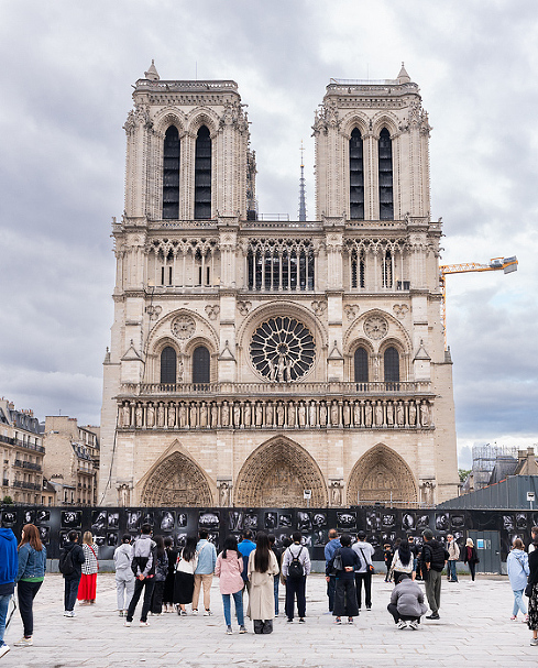 Notre Dame, Girl