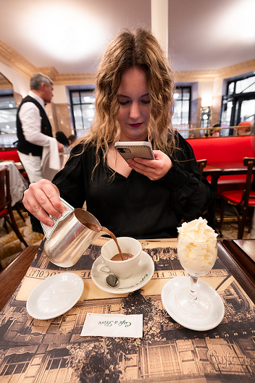 Cafe du Flora, Girl